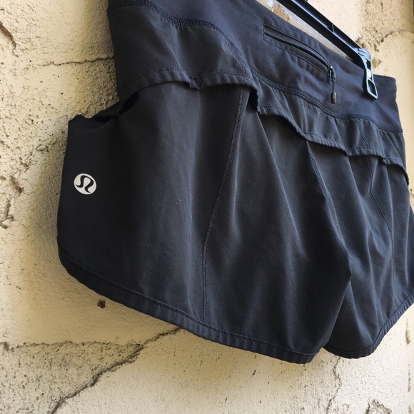 lululemon athletica Pants - Lululemon Speed Short 4-way Stretch 2.5" *Size 8